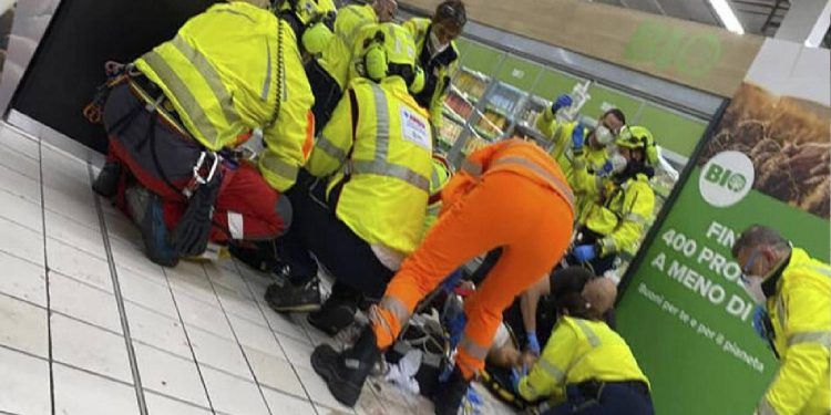 Apuñalamiento en supermercado de Milán deja un muerto y cuatro lesionados