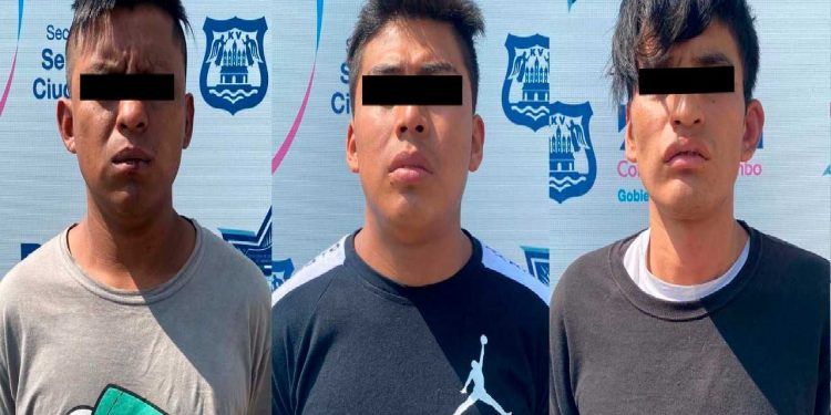 En el barrio de Santa Anita, la Secretaría de Seguridad Ciudadana (SSC) del municipio de Puebla logró la detención de cuatro hombres por el robo de pertenencias a pasajeros de la ruta 53. La coordinación entre policías municipales del Grupo de Reacción Operativa Contra Asaltos (ROCAS), Unidad Canina y de la Región Norte, Zona Dos, permitió la detención de Víctor “N”, de 28 años de edad; Zeferino “N”, de 23 años de edad; Bernardo “N”, de 22 años de edad, así como un adolescente de 17 años de edad. Durante la intervención, los elementos de Seguridad Ciudadana aseguraron tres objetos punzocortantes y recuperaron dinero en efectivo, así como equipos de telefonía móvil, propiedad de pasajeros de la ruta 53, unidad 20. Con base en labores de inteligencia policial, los ahora detenidos fueron identificados como presuntos integrantes de “Los Tonys”, célula dedicada al robo a transporte público colectivo. Además, cuentan con un amplio historial delictivo. Finalmente, los indiciados quedaron a disposición del Ministerio Público para dar inicio a las investigaciones correspondientes. Por lo anterior, se exhorta a la ciudadanía a que, en caso de reconocer a dichas personas como responsables de otros ilícitos, formalicen su denuncia ante la Fiscalía General del Estado (FGE).