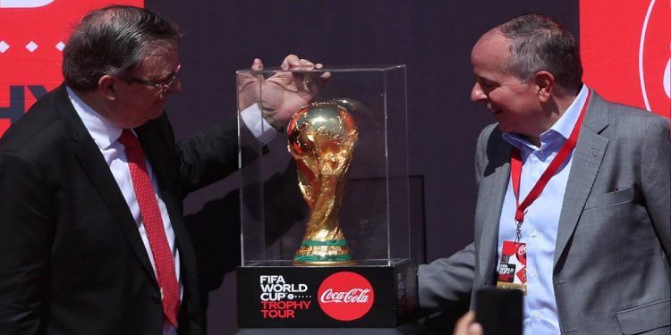 Llega a México el trofeo de la Copa del Mundo; iniciará su recorrido en Iztapalapa