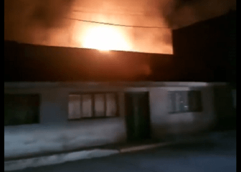 Evacúan a un centenar de personas tras incendio en fábrica de ceras en Texmelucan