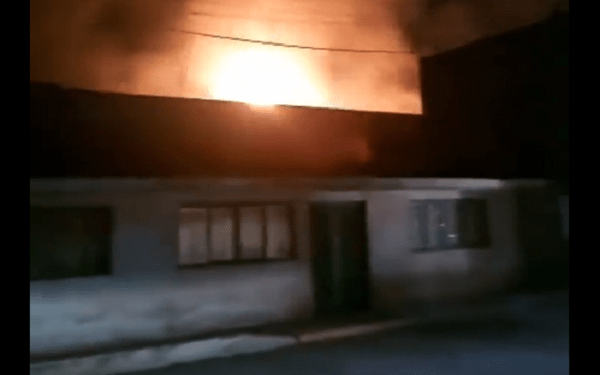 Evacúan a un centenar de personas tras incendio en fábrica de ceras en Texmelucan
