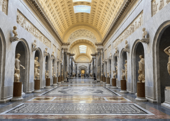 Detienen a sujeto que derribó dos esculturas antiguas de los Museos Vaticanos