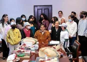 Gobernador Miguel Barbosa convive con hijos de migrantes poblanos en Casa Aguayo