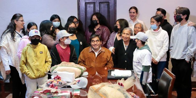 Gobernador Miguel Barbosa convive con hijos de migrantes poblanos en Casa Aguayo
