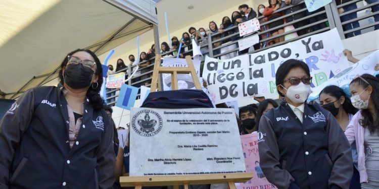Develan placa por el aniversario 10+2 de la prepa Emiliano Zapata de la BUAP, extensión San Martín