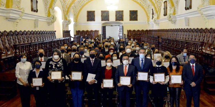 Reconoce la BUAP a personal académico y administrativo por su labor