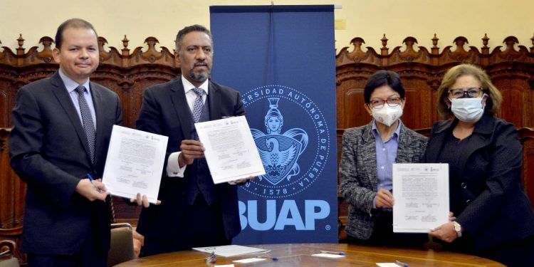 Encabeza rectora de la BUAP firma de convenio con la Prodecon