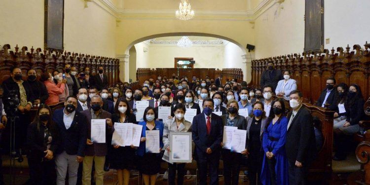 Entregan Premio Ceneval al Desempeño de Excelencia-EGEL a egresados de la BUAP