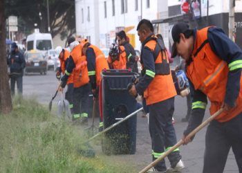 Con el objetivo de dar manteni¬miento a los camellones conti¬guos a los carriles confinados del Sistema de la Red Urbana de Transporte Articulado (RUTA), la Secretaría de Servicios Públi¬cos del ayuntamiento de Puebla firmó un convenio de colabora¬ción con Carreteras de Cuota, organismo del gobierno estatal. La Secretaría de Servicios Pú¬blicos se encargará de dar man¬tenimiento al alumbrado públi¬co y a las áreas verdes de los ca¬rriles, lo que permitirá que este espacio quede libre de obstáculos para el paso del autobús. Carreteras de Cuota Puebla se coordinará con el municipio pa¬ra implementar programas para cuidar los camellones y se com¬prometió a aportar 150 mil pe¬sos para adquirir material. Firmaron el convenio Xóchitl Zárate Tejeda, secretaria de Ser¬vicios Públicos, y Musmet Sosa Cozar, directora general de Ca¬rreteras de Cuota Puebla.