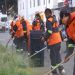 Con el objetivo de dar manteni¬miento a los camellones conti¬guos a los carriles confinados del Sistema de la Red Urbana de Transporte Articulado (RUTA), la Secretaría de Servicios Públi¬cos del ayuntamiento de Puebla firmó un convenio de colabora¬ción con Carreteras de Cuota, organismo del gobierno estatal. La Secretaría de Servicios Pú¬blicos se encargará de dar man¬tenimiento al alumbrado públi¬co y a las áreas verdes de los ca¬rriles, lo que permitirá que este espacio quede libre de obstáculos para el paso del autobús. Carreteras de Cuota Puebla se coordinará con el municipio pa¬ra implementar programas para cuidar los camellones y se com¬prometió a aportar 150 mil pe¬sos para adquirir material. Firmaron el convenio Xóchitl Zárate Tejeda, secretaria de Ser¬vicios Públicos, y Musmet Sosa Cozar, directora general de Ca¬rreteras de Cuota Puebla.