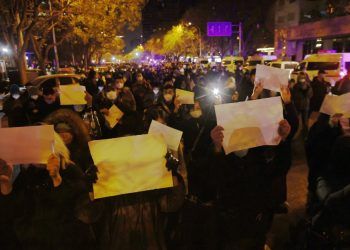 China endurece medidas contra protestas por “cero COVID”; despliega más policías