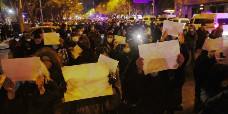 China endurece medidas contra protestas por “cero COVID”; despliega más policías