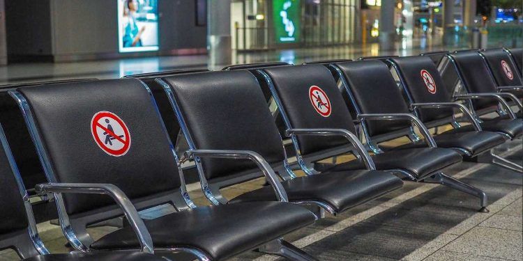 Por rebrote de COVID-19, cancelan 95% de vuelos en ciudades chinas