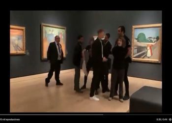 Detienen a tres activistas; pretendían pegarse a “El Grito”, en el Museo Nacional de Oslo