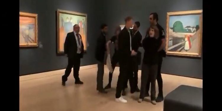 Detienen a tres activistas; pretendían pegarse a “El Grito”, en el Museo Nacional de Oslo