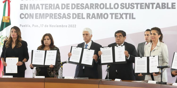 Gobierno de Puebla y textileras signan convenio para proteger al medio ambiente