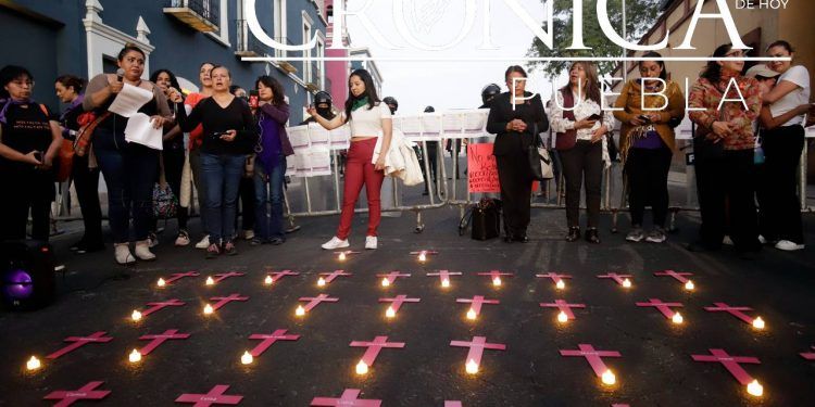 25N: Marchan en Puebla para exigir alto a la violencia de género