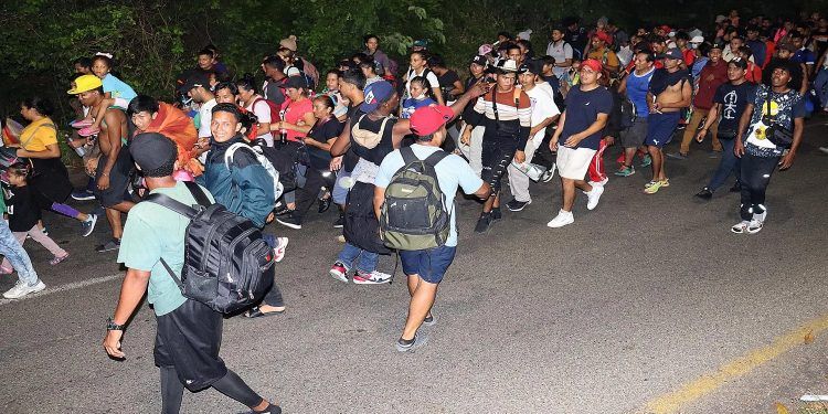 Caravana de migrantes de Venezuela sale de Tapachula, rumbo a Estados Unidos