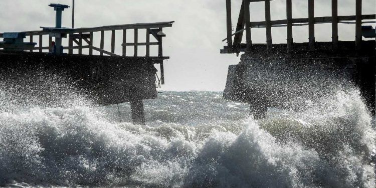 Deja ‘Nicole’ inundaciones, apagones y daños materiales a su paso por Florida