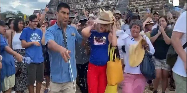 Abuchean y ‘bañan’ a #LadyChichénItzá; subió a la pirámide de Kukulkán