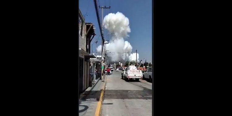 Explota taller de pirotecnia en Tultepec; habría dos personas con quemaduras