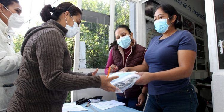 Continúa la SEP Puebla con la entrega de uniformes y zapatos a estudiantes de nivel básico