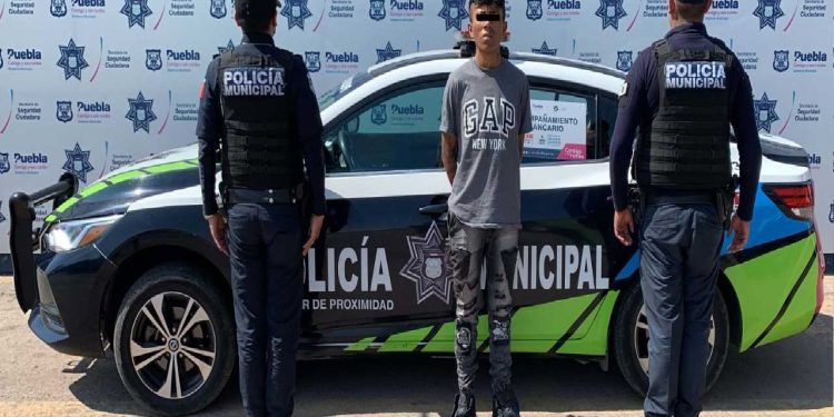 Detiene la Policía Municipal de Puebla a dos asaltantes de transeúntes; uno, menor de edad
