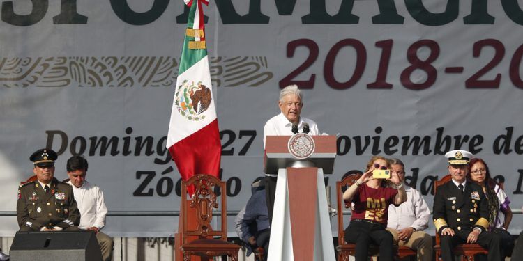 López Obrador se da un baño de masas: "El amor con amor se paga"