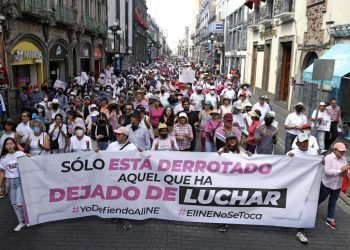 Marchan miles en Puebla por la defensa del INE