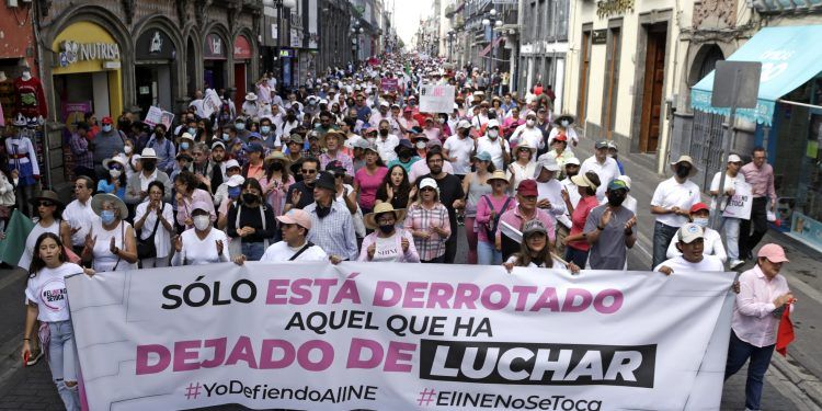 Marchan miles en Puebla por la defensa del INE