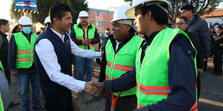 EDUARDO RIVERA ARRANCA PAVIMENTACIÓN DE CALLE ROSALES EN SANTA CATARINA COATEPEC