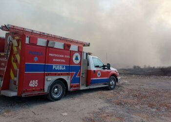 Incendio en el sur genera caída de ceniza y residuos en colonias de Puebla