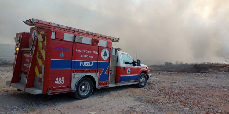 Incendio en el sur genera caída de ceniza y residuos en colonias de Puebla