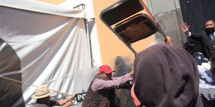 Roxana Luna encabeza trifulca en Casa Aguayo contra verificación