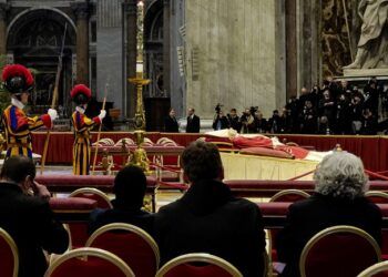 Abre la capilla ardiente de Benedicto XVI