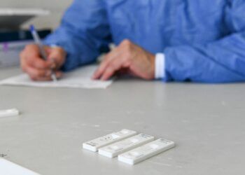 Suben hospitalizados y contagios; un muerto