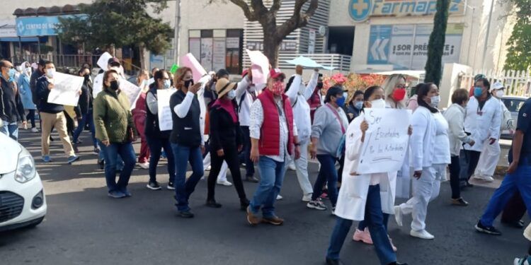 Por cuarta ocasión en el mes, personal del ISSSTE se manifiesta en Puebla
