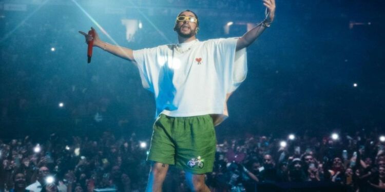 Bad Bunny elimina mensaje en el que aclaraba polémica con fan a la que le arrebató el celular
