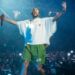 Bad Bunny elimina mensaje en el que aclaraba polémica con fan a la que le arrebató el celular