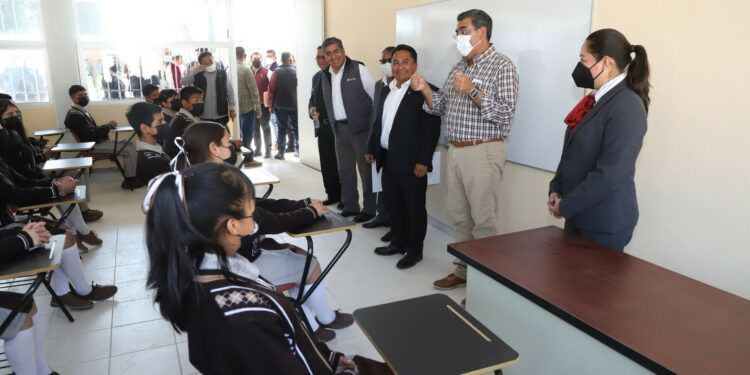 Céspedes Peregrina entregó obras educativas y carreteras en Juan C. Bonilla y Tlaltenango