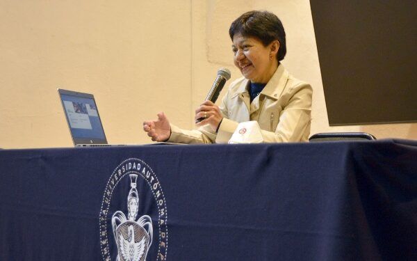 Incentiva Lilia Cedillo al estudio de biología