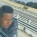 Operador de tráiler capta en video a presunto asaltante sostenido de su unidad