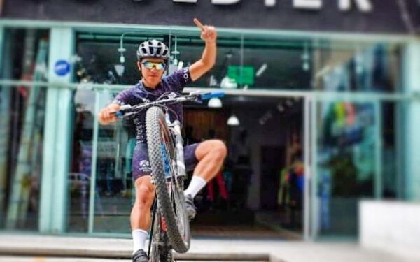 Daniel Bolaños, ciclista, empresario y estudiante