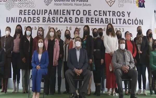Gobierno de Puebla entrega nuevo equipo a centros y unidades de rehabilitación SEDIF