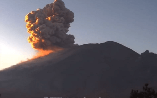 Gran fumarola emitió el volcán Popocatépetl para iniciar el jueves