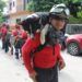Con aplausos reciben a rescatistas de Topos México que viajan a Turquía