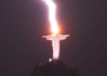 Potente rayo cae sobre Cristo de Brasil, fotografías se viralizan