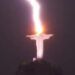 Potente rayo cae sobre Cristo de Brasil, fotografías se viralizan