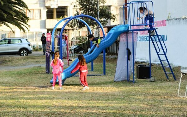 Entregan juegos para niños en Las Hadas