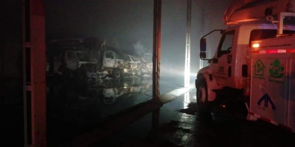 Incendio en subestación de CFE deja cuatro vehículos calcinados en Tehuacán